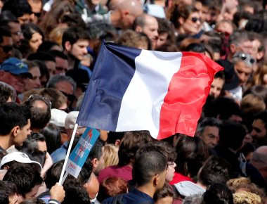 Γαλλικές εκλογές: Ρεκόρ στην κάθοδο των υποψηφίων - «Φρενίτιδα» με τα... κοινά